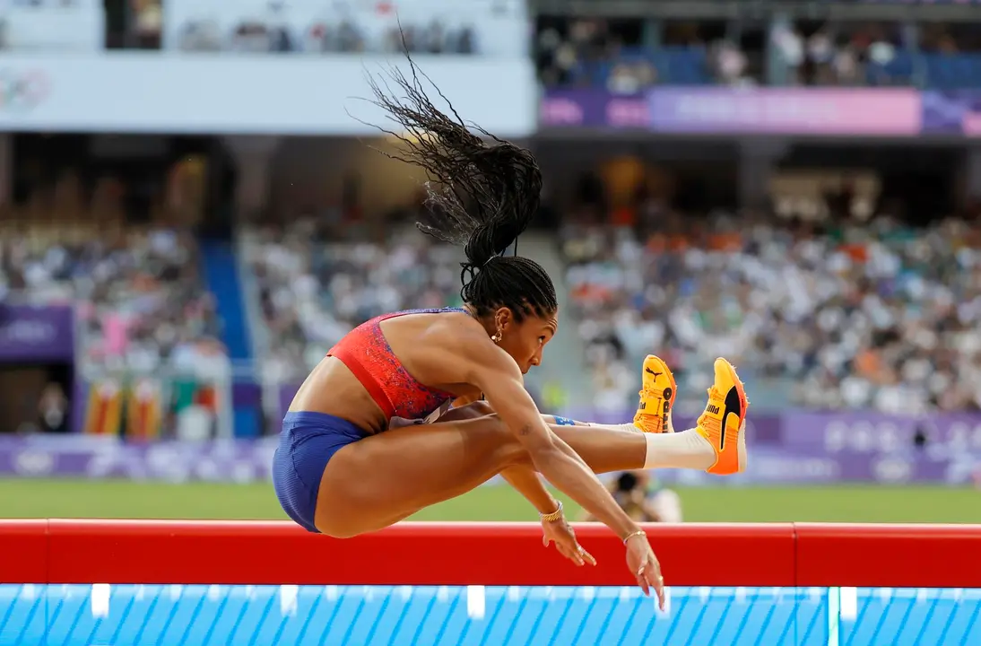 Saint-denis (France), 08/08/2024.- Tara Davis-Woodhall of the USA competes in the Women Long Jump final event of the Athletics competitions in the Paris 2024 Olympic Games, at the Stade de France stadium in Saint Denis, France, 08 August 2024. E (Salto de longitud, Francia) EFE/EPA/RONALD WITTEK