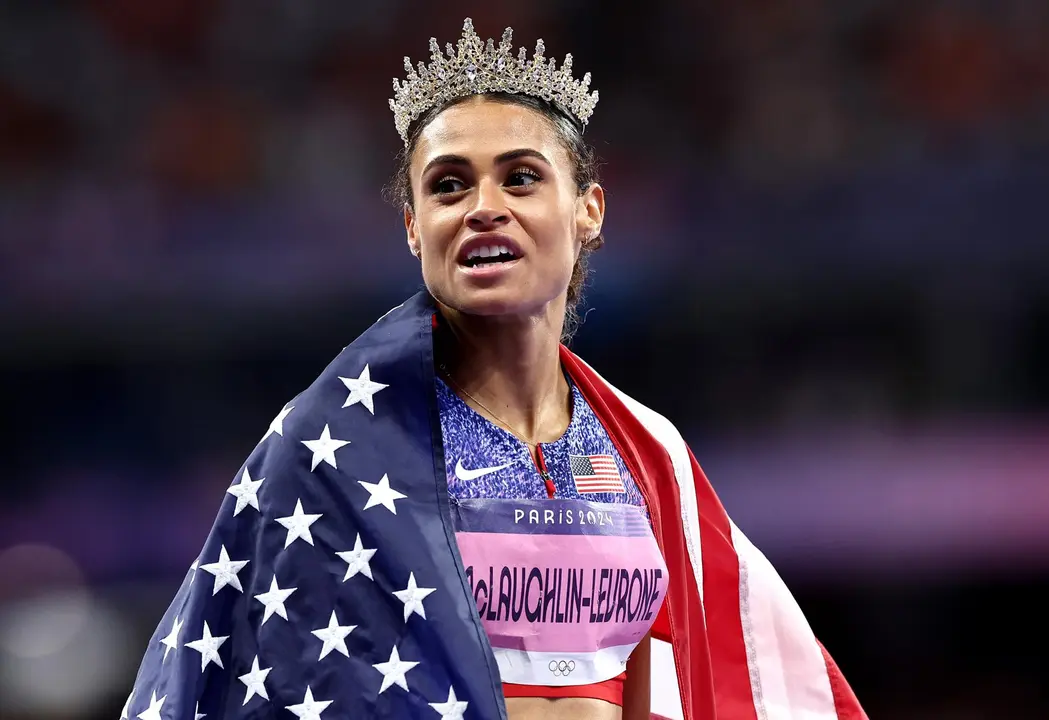 La estadounidense Sydney McLaughlin-Levrone se ha impuesto en la final de los 400 metros vallas de Par&iacute;s 2024 y ha batido su propio r&eacute;cord del mundo con un tiempo de 50.37. EFE/EPA/ANNA SZILAGYI