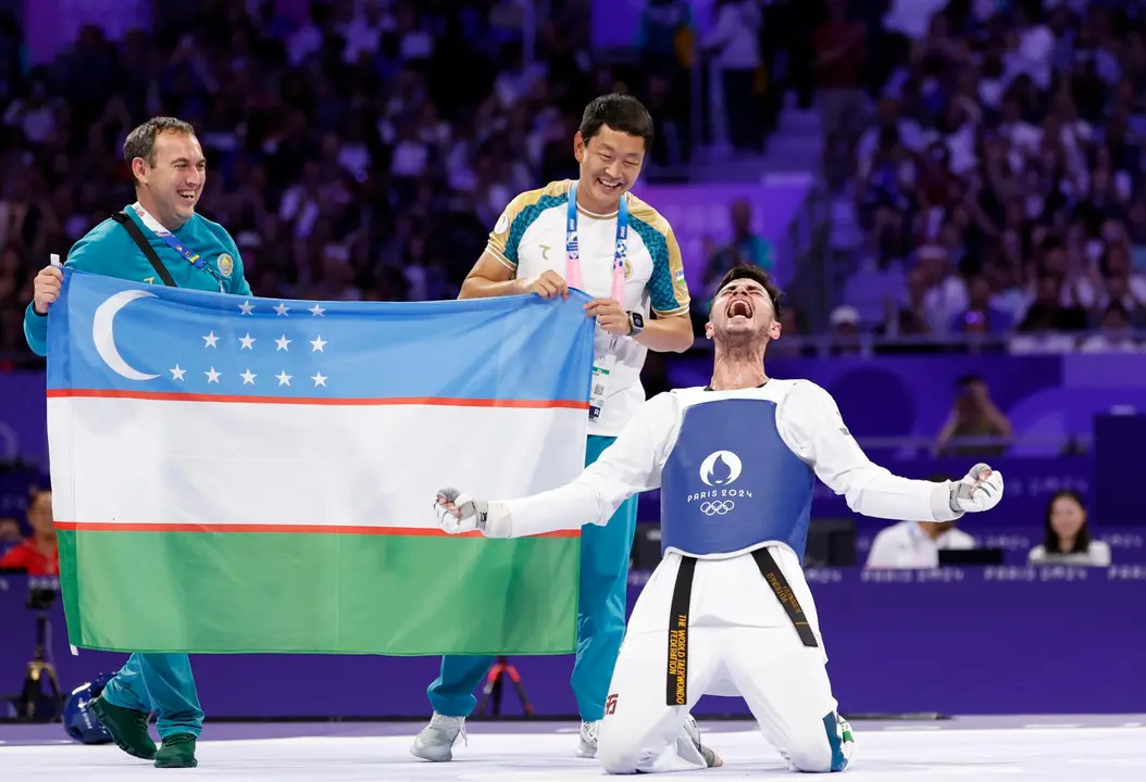 El uzbeko Ulugbek Rashitov revalid&oacute; este jueves el oro ol&iacute;mpico que ya logro en Tokio 2020 y se proclam&oacute; campe&oacute;n ol&iacute;mpico en la categor&iacute;a de -68 kilos de taekwondo en los Juegos de Par&iacute;s 2024. EFE/EPA/CAROLINE BREHMAN
