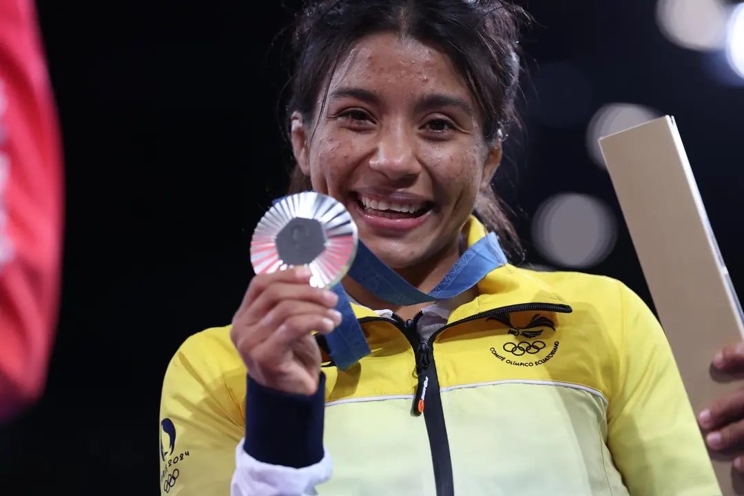 La luchadora ecuatoriana Luc&iacute;a Yamileth Y&eacute;pez posa con la medalla de plata de Lucha estilo libre de 53kg, en el marco de los Juegos Ol&iacute;mpicos de Par&iacute;s 2024 este jueves, en el Champ de Mars Arena de la capital francesa. EFE/ Miguel Guti&eacute;rrez