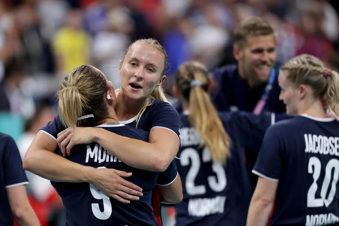 Las jugadoras de Noruega celebran el pase a la final del torneo femenino de balonmano de los Juegos Ol&iacute;mpicos de Par&iacute;s 2024. EFE/EPA/ALEX PLAVEVSKI