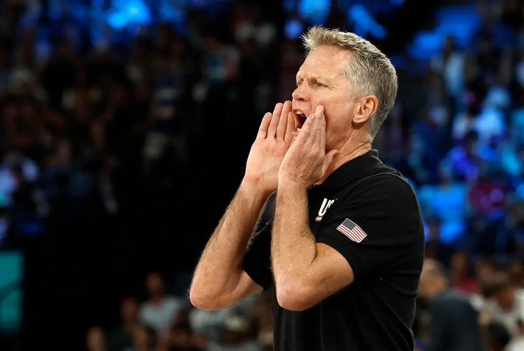 El seleccionador del equipo nacional masculino de baloncesto de Estados Unidos, Steve Kerr, fue registrado este jueves, 8 de agosto, al dar instrucciones a sus dirigidos, durante una de las semifinales del baloncesto de los Juegos Ol&iacute;mpicos 2024, en el coliseo South Par&iacute;s Arena de la capital francesa. EFE/Yoan Valat