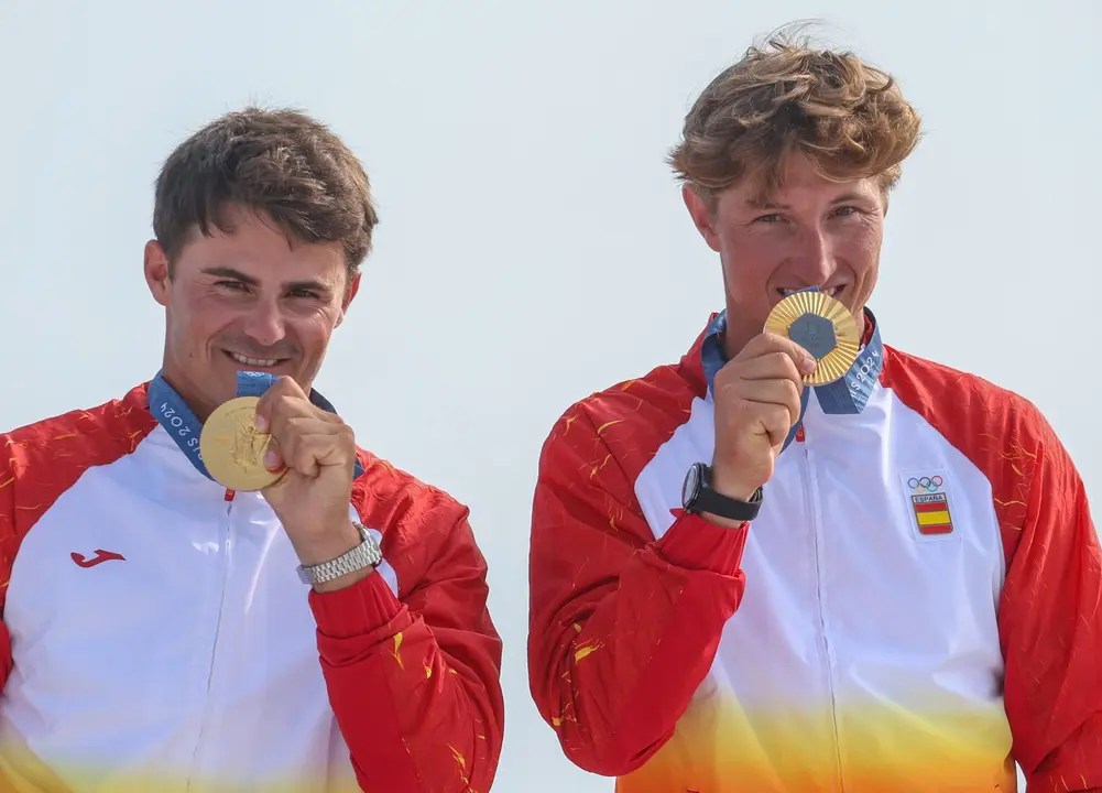 Diego Bot&iacute;n y Florian Trittel ganadores de la medalla de oro en la clase 49er de los Juegos Ol&iacute;mpicos de Par&iacute;s. EFE/OLIVIER HOSLET