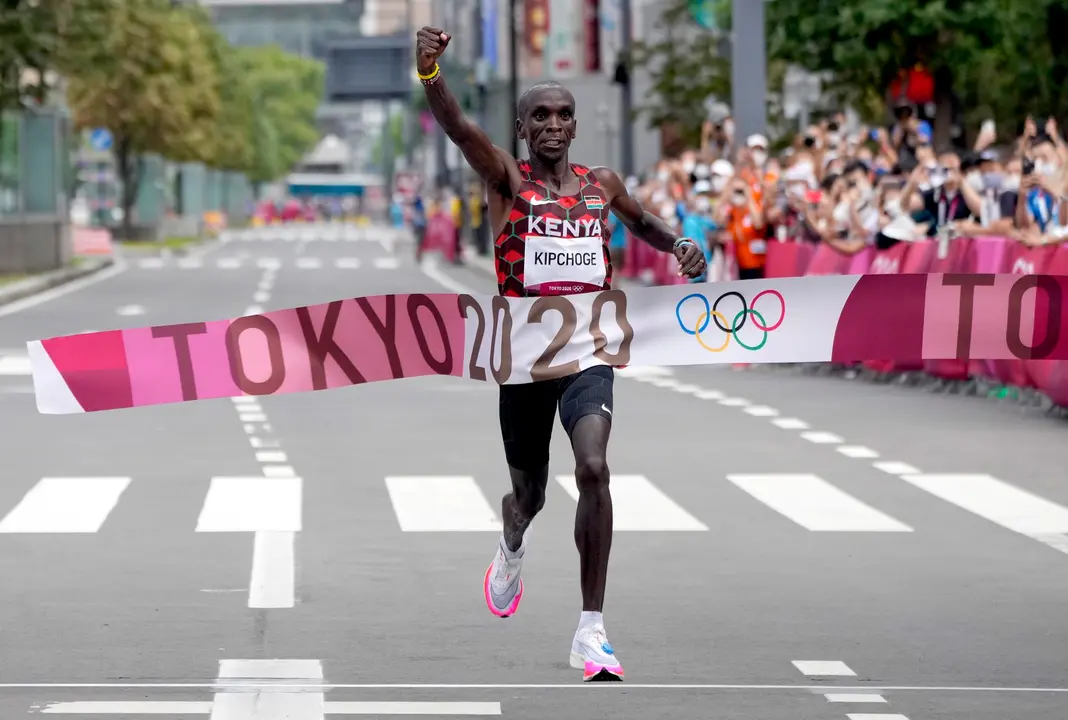 El keniano Eliud Kipchoge, en el momento de proclamarse vencedor del marat&oacute;n de los pasados Juegos Ol&iacute;mpicos de Tokio. EFE/EPA/KIMIMASA MAYAMA