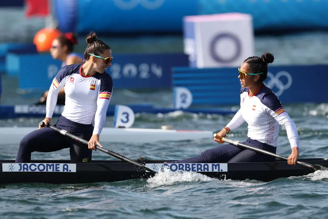 Las espa&ntilde;olas Antia Jacome y Mar&iacute;a Corbera, durante la semifinal del C2 500 de los Juegos Ol&iacute;mpicos de Par&iacute;s 2024. EFE/EPA/ALI HAIDER