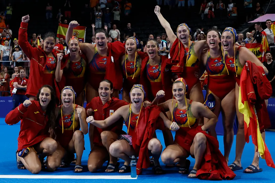 Las waterpolistas espa&ntilde;olas celebran la victoria ante Pa&iacute;ses Bajos en la semifinal femenina de Waterpolo, parte de los Juegos Ol&iacute;mpicos de Par&iacute;s 2024 este jueves en Nanterre. EFE/ Juanjo Mart&iacute;n