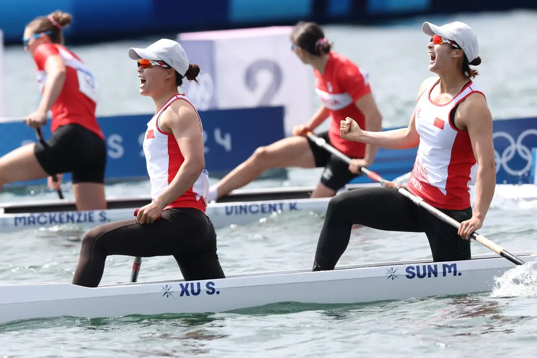 Shixiao Xu and Mengya Sun, de China, celebran la victoria en el C2 500 femenino de los Juegos Ol&iacute;mpicos de Par&iacute;s 2024. EFE/EPA/ALI HAIDER