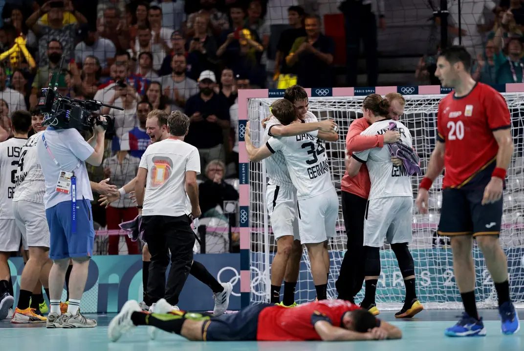 Villeneuve-d'ascq (France), 09/08/2024.- La selecci&oacute;n espa&ntilde;ola de balonmano deber&aacute; conformarse con volver pelear por la medalla de bronce, como ya le ocurri&oacute; en las otras cuatro ocasiones en las que alcanz&oacute; las semifinales ol&iacute;mpicas, tras caer este viernes por 25-24 ante Alemania. EFE/EPA/ALEX PLAVEVSKI