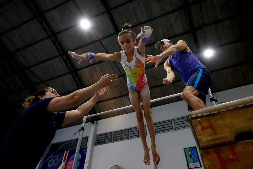 Una ni&ntilde;a recibe ayuda para saltar durante un entrenamiento de gimnasia art&iacute;stica este jueves, en el gimnasio municipal Bonif&aacute;cio Cardoso en Guarulhos (Brasil). EFE/ Sebastiao Moreira