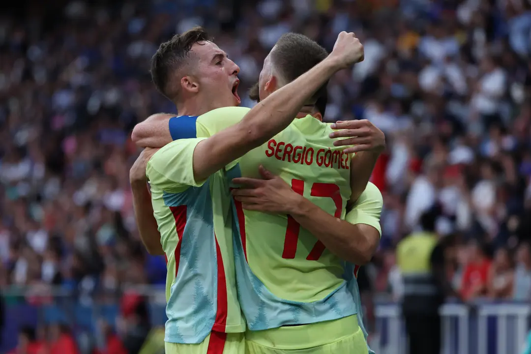 Sergio Camello celebra uno de sus goles en la final ol&iacute;mpica de f&uacute;tbol de Par&iacute;s. EFE/ Kiko Huesca