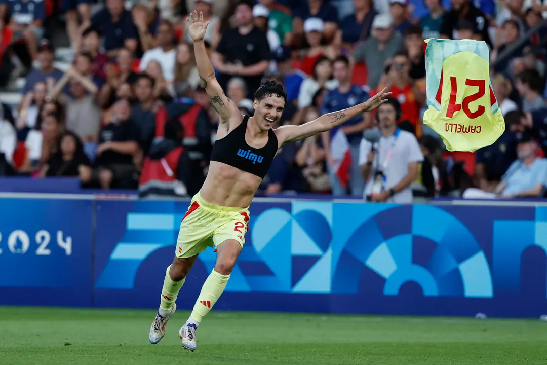 Sergio Camello celebra su segundo gol ante Francia durante la prorroga del partido por la medalla de oro de los Juegos Ol&iacute;mpicos de Par&iacute;s 2024 que Francia y Espa&ntilde;a disputan este viernes en el Parc des Princes, de Paris . EFE/ Juanjo Martin