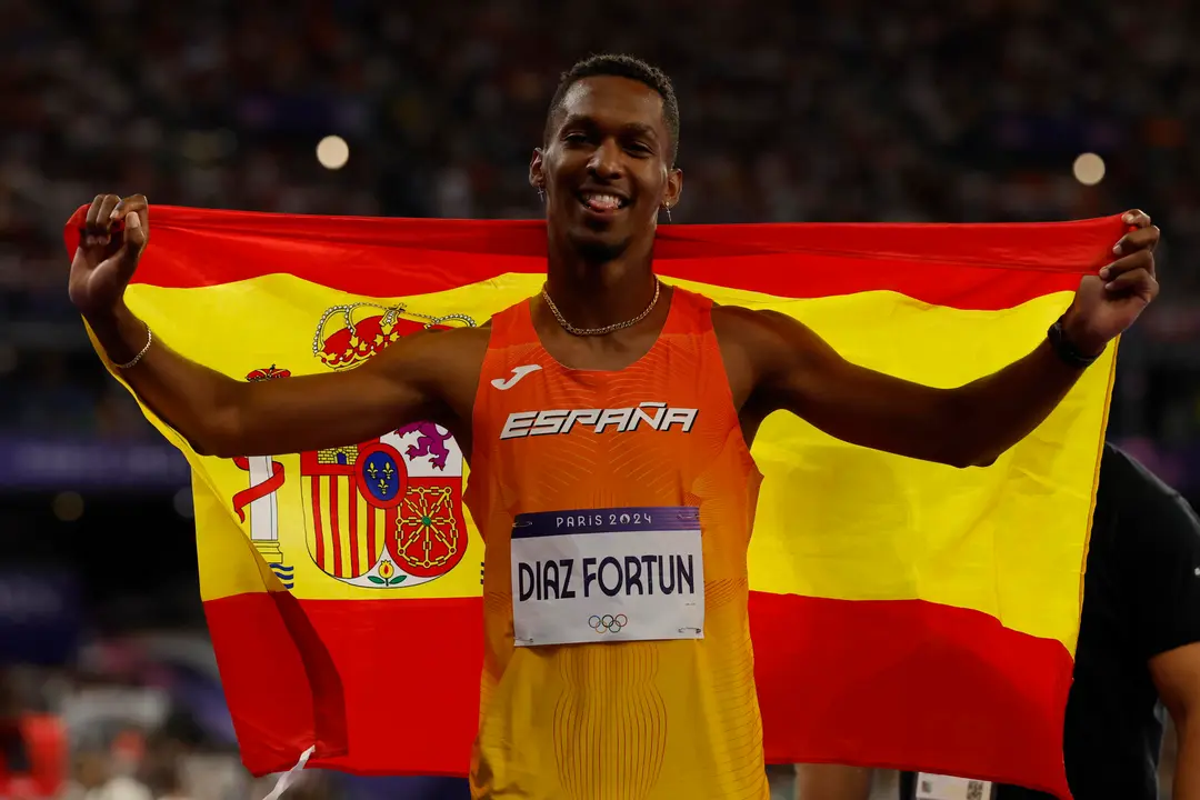 El atleta espa&ntilde;ol Jordan Alejandro D&iacute;az celebra el oro en la final de Triple salto masculino en el marco de los Juegos Ol&iacute;mpicos Par&iacute;s 2024, este viernes en el Estadio de Francia de Saint-Denis.   EFE/ Julio Munoz