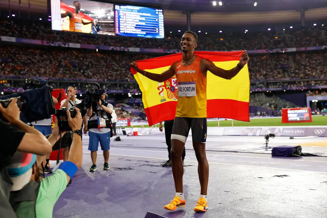 El atleta espa&ntilde;ol Jordan Alejandro D&iacute;az celebra el oro en la final de Triple salto masculino en el marco de los Juegos Ol&iacute;mpicos Par&iacute;s 2024, este viernes en el Estadio de Francia de Saint-Denis.   EFE/ Julio Munoz