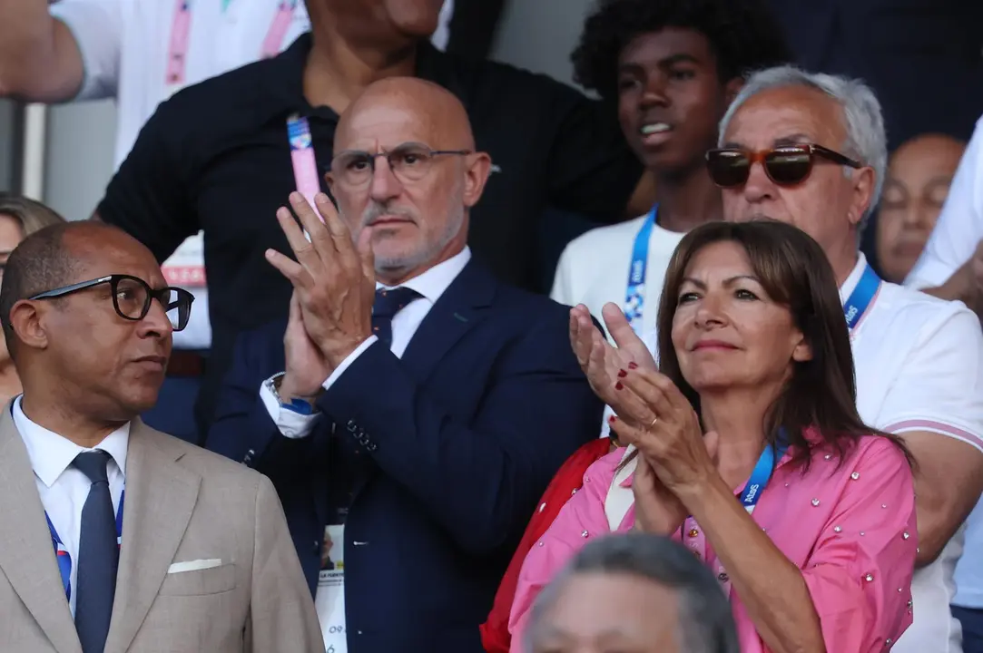 El seleccionador nacional, Luis dela Fuente, presencia la final ol&iacute;mpica de f&uacute;tbol en la que Espa&ntilde;a gan&oacute; a Francia para lograr el oro. EFE/EPA/MOHAMMED BADRA