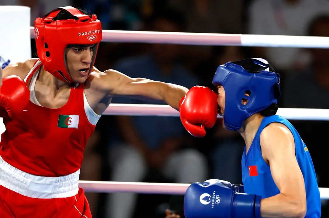 Paris (Francia), 09/08/2024.- La boxeadora argelina Imane Khelif concluy&oacute; sus controvertidos Juegos de Par&iacute;s con el t&iacute;tulo de campeona ol&iacute;mpica de la categor&iacute;a de 66 kilos tras derrotar a la china Liu Yang en la final, un premio que para la medallista de oro sirve de respuesta a la ola de controversias y debates creados sobre su propio g&eacute;nero. EFE/EPA/MAST IRHAM