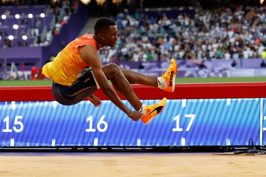 El atleta espa&ntilde;ol de origen cubano Jordan D&iacute;az, ganador de la final de triple salto masculino de los Juegos Ol&iacute;mpicos de Par&iacute;s 2024. EFE/ Julio Mu&ntilde;oz