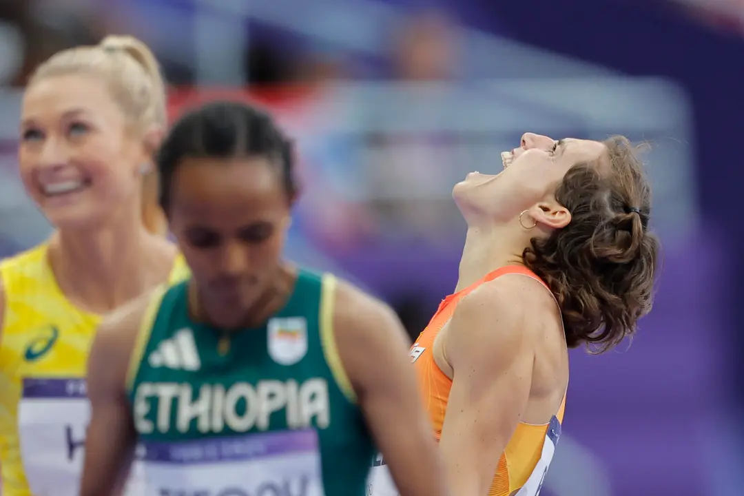 La atleta soriana Marta P&eacute;rez (d) celebra la consecuci&oacute;n del r&eacute;cord de Espa&ntilde;a d 1500 m, en la semifinal de los Juegos Ol&iacute;mpicos de Par&iacute;s. EFE/ Lavandeira Jr