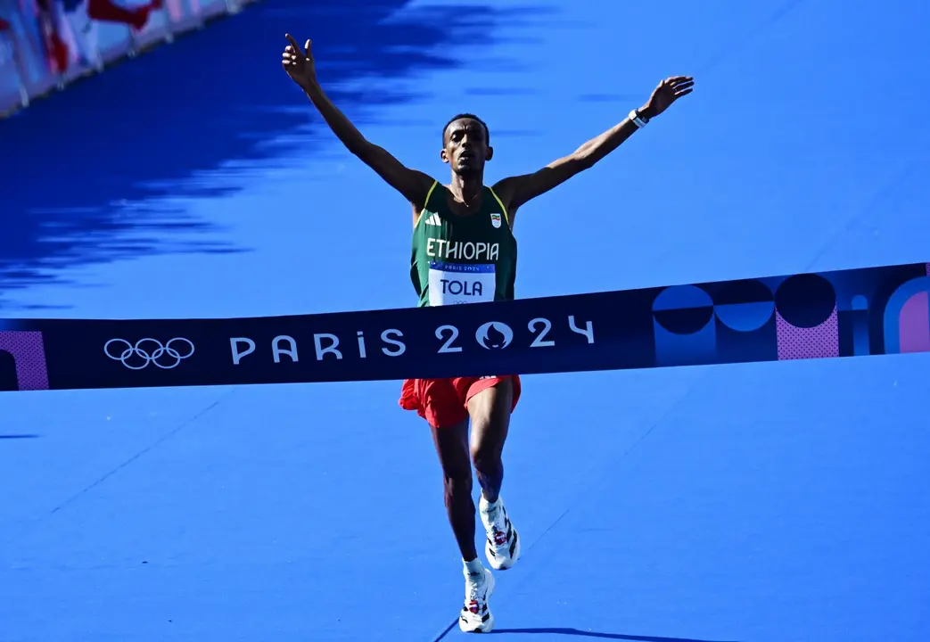 Tamirat Tola de Etiop&iacute;a cruza primero la l&iacute;nea de meta del marat&oacute;n masculino de Par&iacute;s 2024, con un tiempo de 2h06:26, nuevo r&eacute;cord ol&iacute;mpico. EFE/EPA/ANNA SZILAGYI