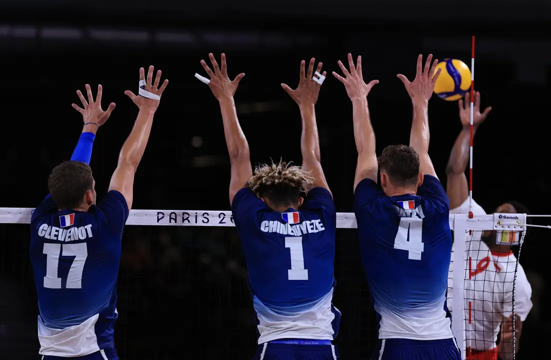Trevor Clevenot, Barthelemy Chinenyeze y Jean Patry, de Francia, tratan de bloquear el disparo de Wilfredo Le&oacute;n, de Polonia, durante la final de voleibol de los Juegos Ol&iacute;mpicos de Par&iacute;s 2024. EFE/EPA/RITCHIE B. TONGO