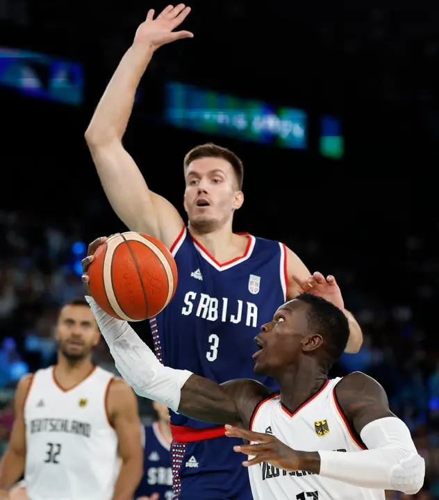 La serbia Filip Petrusev defiende al alem&aacute;n Dennis Schroeder en el South Paris Arena en Paris, Francia. EFE/EPA/CAROLINE BREHMAN