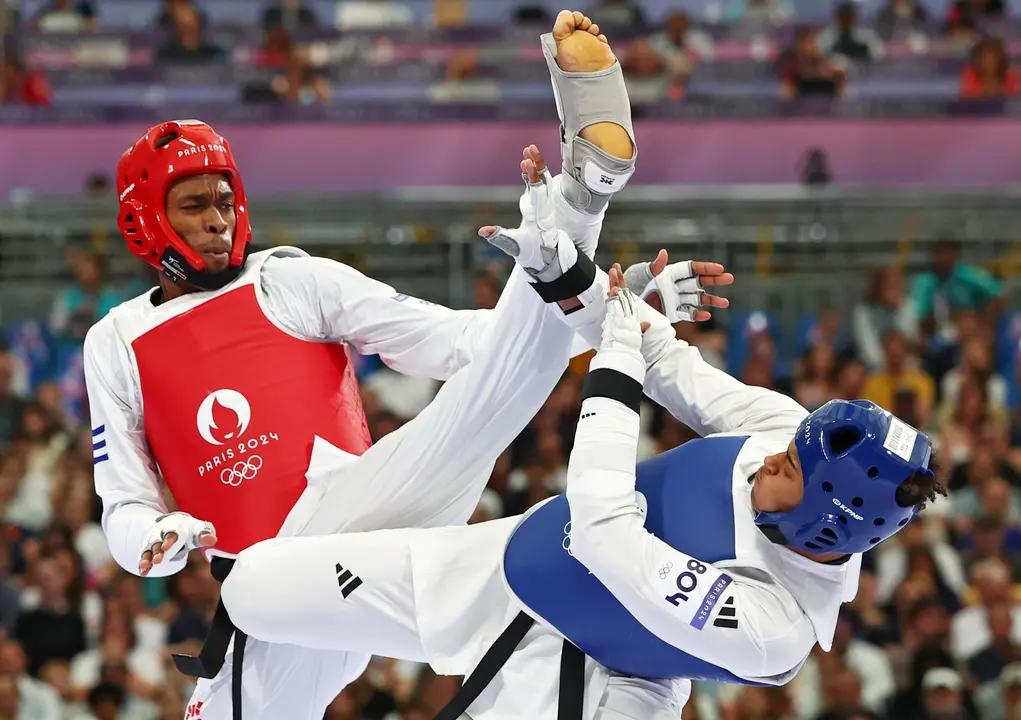 El cubano Rafael Alba of Cuba (rojo) en su combate contra el brit&aacute;nico Caden Cunningham en el Grand Palais en Paris, Francia. EFE/EPA/DIVYAKANT SOLANKI