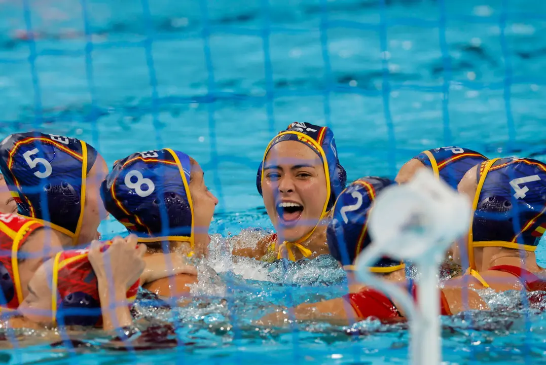 Las waterpolistas espa&ntilde;olas celebran proclamarse ganadoras de la medalla de oro de los Juegos Ol&iacute;mpicos de Par&iacute;s 2024 ante Australia en Nanterre, Francia. EFE/ Lavandeira Jr.