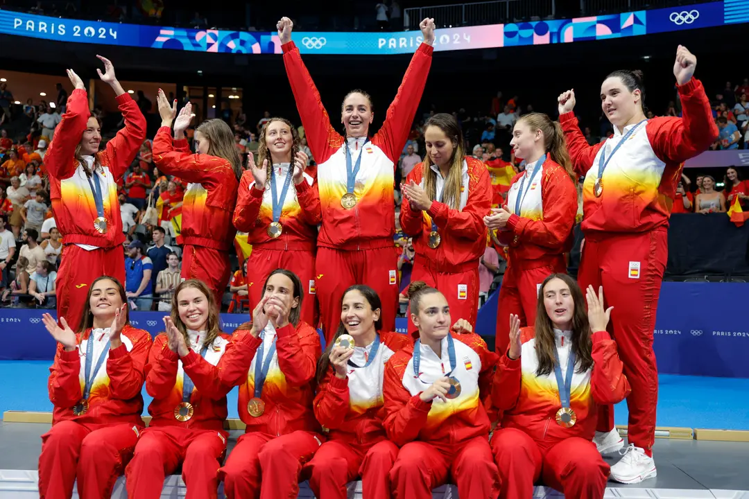 Las waterpolistas espa&ntilde;olas posan con la medalla de oro en el podio de los Juegos Ol&iacute;mpicos de Par&iacute;s 2024 este s&aacute;bado en Nanterre, Francia. EFE/ Lavandeira Jr.