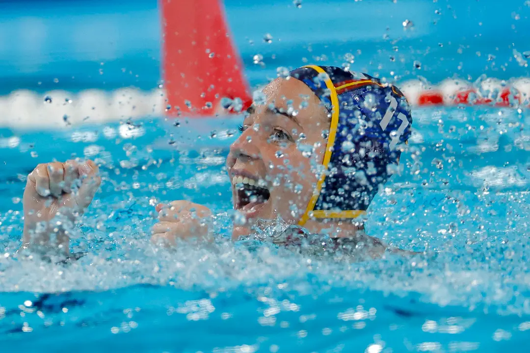 La waterpolista espa&ntilde;ola Maica Garc&iacute;a Godoy celebra tras marcar ante Australia durante el partido por el oro de waterpolo femenino de los Juegos Ol&iacute;mpicos de Par&iacute;s 2024 este s&aacute;bado en Nanterre, Francia. EFE/ Lavandeira Jr.