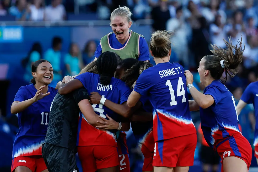 Las jugadoras estadounidenses celebran la victoria ante Brasil en la final de F&uacute;tbol femenino, entre Brasil y Estados Unidos, en los Juegos Ol&iacute;mpicos de Par&iacute;s 2024, en la capital gala. EFE/ Miguel To&ntilde;a