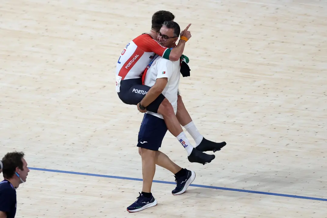 El portugu&eacute;s Iuri Leitao celebra el oro en el vel&oacute;dromo de Saint-Quentin-en-Yvelines en Saint-Quentin-en-Yvelines, Francia. EFE/EPA/MARTIN DIVISEK