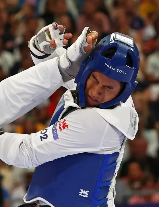 El mexicano Carlos Sansores (azul) ante la iran&eacute; Arian Salimi en el Grand Palais en Paris, Francia. EFE/EPA/DIVYAKANT SOLANKI