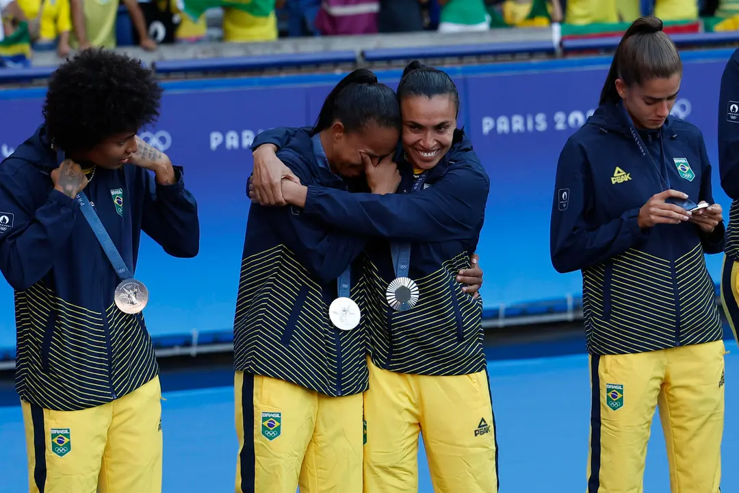 Las jugadoras de Brasil celebran la medalla de plata en F&uacute;tbol femenino, en los Juegos Ol&iacute;mpicos de Par&iacute;s 2024 este s&aacute;bado, en la capital gala. EFE/ Miguel To&ntilde;a