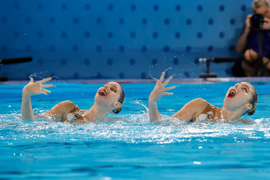 Las nadadoras espa&ntilde;olas Iris Ti&oacute; y Alisa Ozhogina compiten en la prueba de Duo Rutina Libre de Nataci&oacute;n Art&iacute;stica, en los Juegos Ol&iacute;mpicos de Par&iacute;s 2024 este s&aacute;bado, en Saint-Denis (Francia). EFE/ Lavandeira Jr.