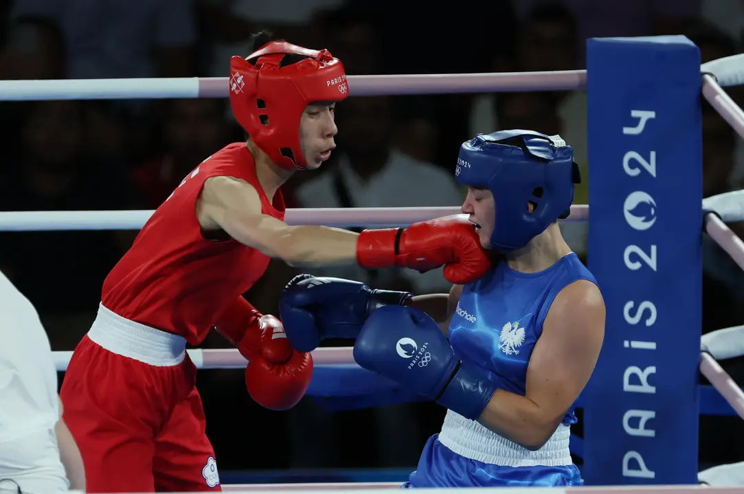 .- La boxeadora taiwanesa Lin Yu-ting (rojo) en acci&oacute;n ante la polaca Julia Szeremeta en el combate por la medalla de oro de Boxeo -57kg femenino, de los Juegos Ol&iacute;mpicos de Par&iacute;s 2024 este s&aacute;bado, en el Estadio Roland-Garros de la capital gala. EFE/ Kiko Huesca