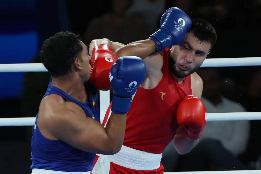 El boxeador espa&ntilde;ol Ayoub Ghadfa (azul) en acci&oacute;n ante el uzbeko Bahodir Jalolov durante el combate por la medalla de oro de Boxeo +92 kg masculino, de los Juegos Ol&iacute;mpicos de Par&iacute;s 2024 este s&aacute;bado, en el Estadio Roland-Garros de la capital gala. EFE/ Kiko Huesca