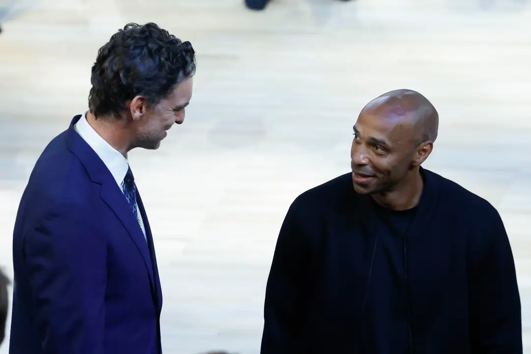 El ex jugador de baloncesto espa&ntilde;ol Pau Gasol habla con el ex jugador de f&uacute;tbol y entrenador del equipo ol&iacute;mpico franc&eacute;s de f&uacute;tbol, Thierry Henry (d), durante la final de Baloncesto masculino, entre Francia y EEUU, de los Juegos Ol&iacute;mpicos de Par&iacute;s 2024 este s&aacute;bado, en el Bercy Arena de la capital gala. EFE/ Juanjo Martin