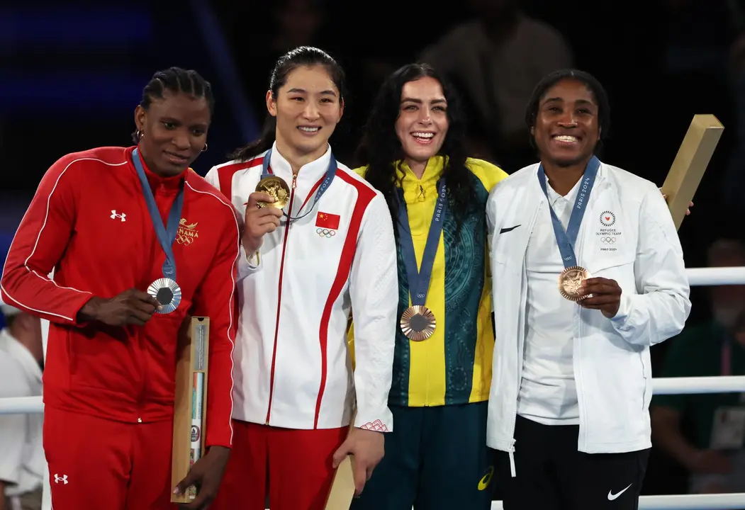 (De i a d) la paname&ntilde;a Atheyna Bibeichi Bylon, medalla de plata; la china Li Qian, medalla de oro; y la australiana Caitlin Parker y la refugiada Cindy Djanqueu Ngamba medallistas de bronce, fueron registradas este s&aacute;bado, 10 de agosto, al posar en el podio del boxeo femenino de los Juegos Ol&iacute;mpicos 2024 para la categor&iacute;a de los 75 kg, en el estadio Roland Garros de Par&iacute;s (Francia). EFE/Yahya Arhab