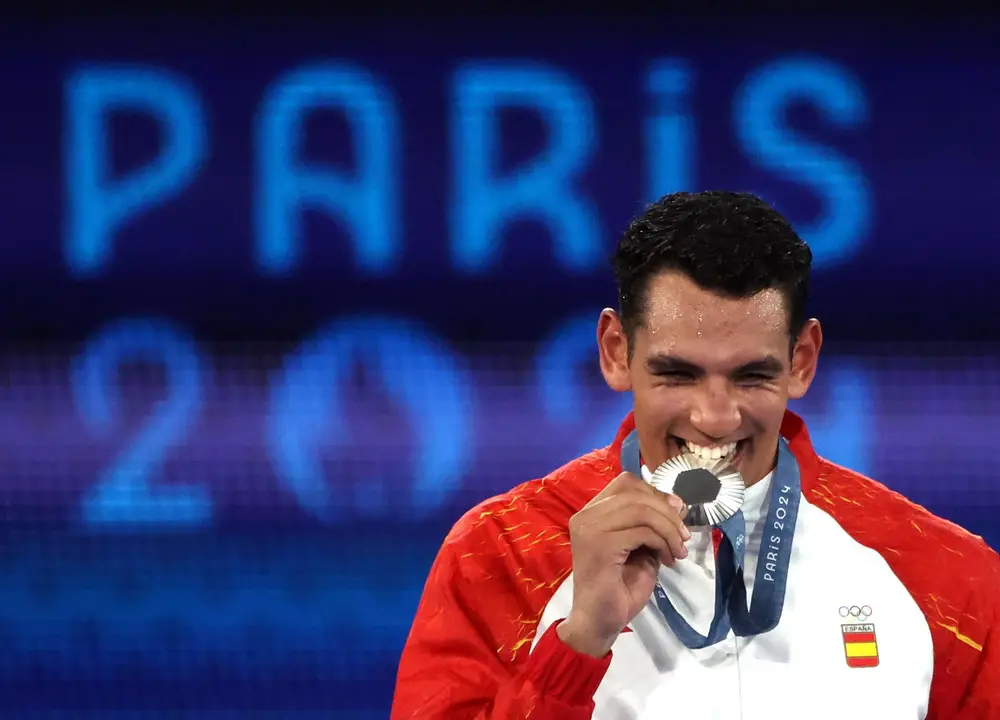 El p&uacute;gil espa&ntilde;ol Ayoub Ghadfa posa con la medalla de plata lograda n la categor&iacute;a de +92kg de los Juegos Ol&iacute;mpicos de Par&iacute;s 2024. EFE/EPA/YAHYA ARHAB