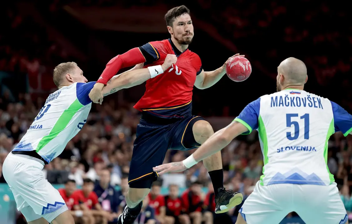 Alex Dujshebaev (C) en acci&oacute;n contra Tilen Kodrin (I) y Borut Mackovsek de Eslovenia durante el partido por la medalla de bronce de balonmano entre Espa&ntilde;a y Eslovenia. EFE/EPA/ALEX PLAVEVSKI