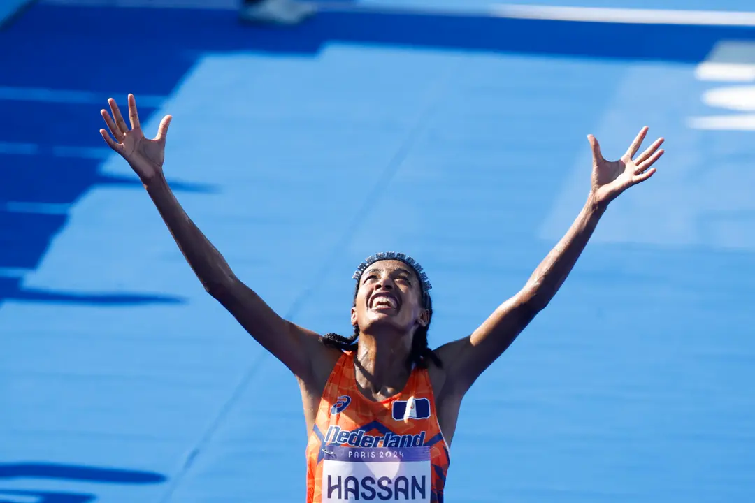 La atleta holandesa Sifan Hassan cruza la l&iacute;nea de meta para ganar el oro en la prueba de marat&oacute;n femenino de los Juegos Ol&iacute;mpicos de Par&iacute;s 2024 en la capital francesa este domingo. EFE/ Juanjo Mart&iacute;n