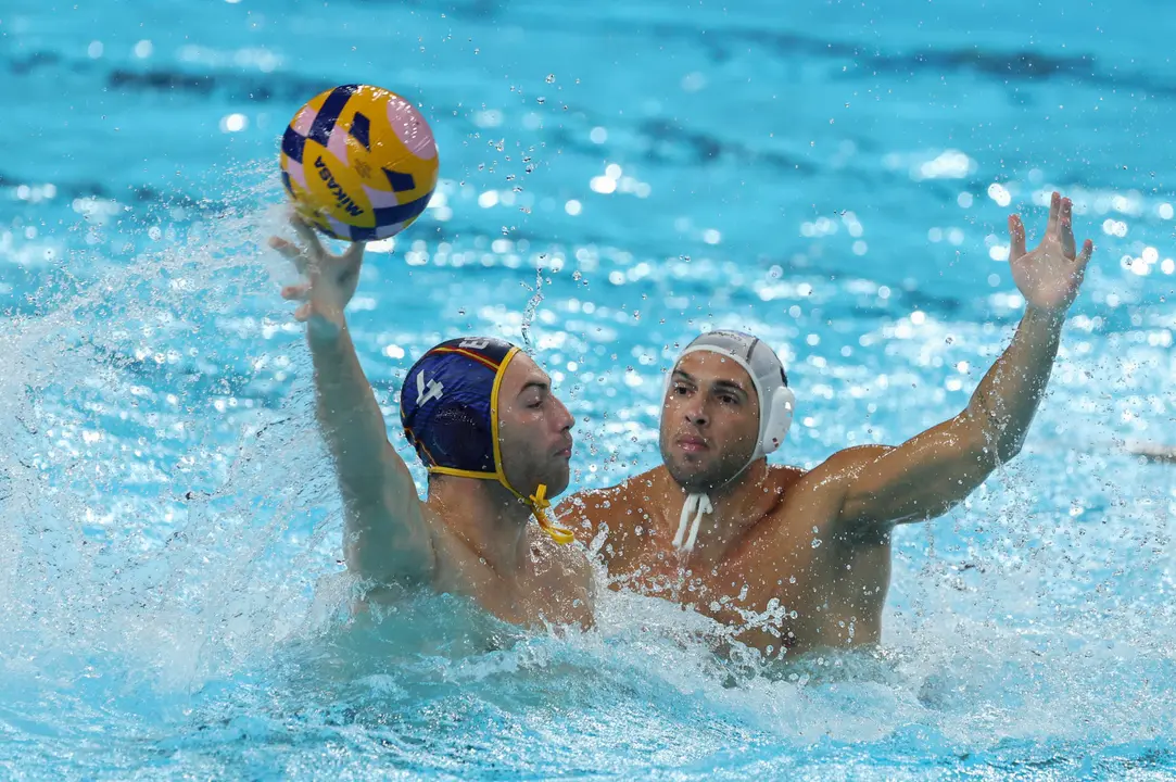 Bernat Sanahuja (C), de Espa&ntilde;a, en acci&oacute;n contra Grecia, durante el partido por la la 5&ordf;-6&ordf; posici&oacute;n del waterpolo masculino de los Juegos Ol&iacute;mpicos de Par&iacute;s 2024. EFE/ Kiko Huesca