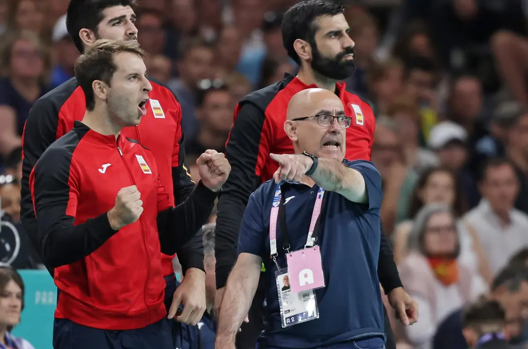 El seleccionador espa&ntilde;ol Jordi Ribera da indicaciones a sus jugadores durante el partido por el bronce de Par&iacute;s 2024 que su equipo se adjudic&oacute; ante Eslovenia. EFE/EPA/ALEX PLAVEVSKI