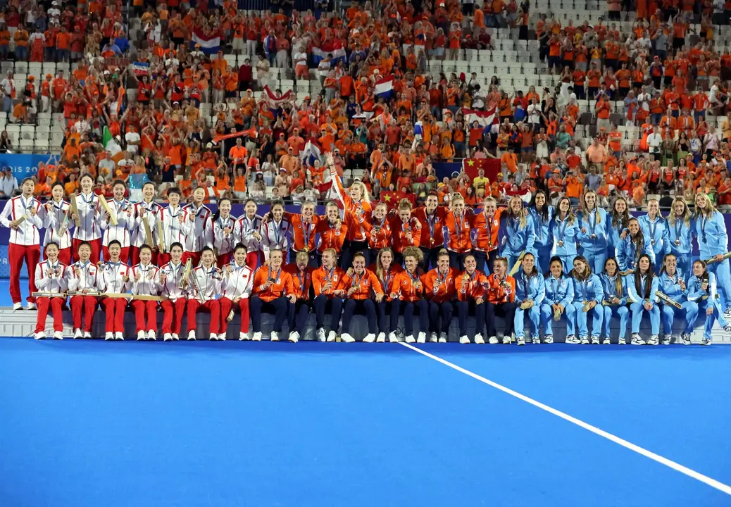 De izq. a der.: China, ganadora de la medalla de plata; Pa&iacute;ses Bajos, la medalla de oro; y Argentina, vencedora de la medalla de bronce en el torneo ol&iacute;mpico femenino de hockey sobre c&eacute;sped. EFE/EPA/YAHYA ARHAB