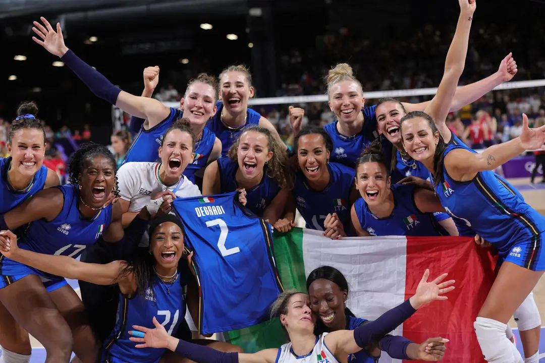 Las jugadoras de Italia celebran despu&eacute;s de ganar el partido por la medalla de oro del torneo femenino de voleibol en los Juegos Ol&iacute;mpicos de Par&iacute;s 2024. EFE/EPA/TERESA SU&Aacute;REZ