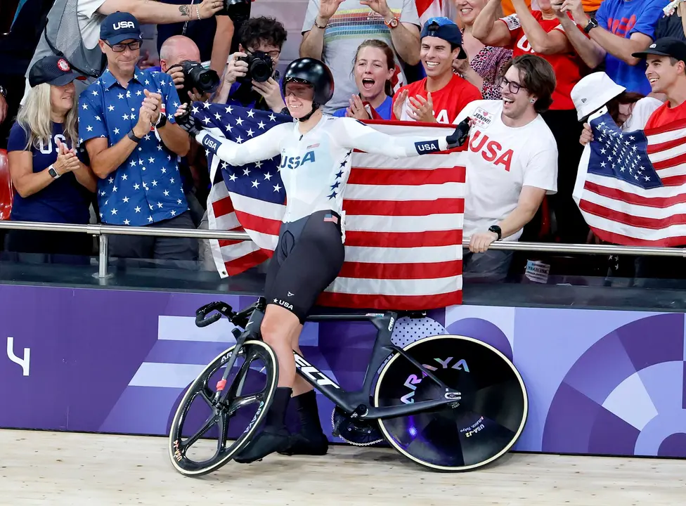 La estadounidense Jennifer Valente retuvo el t&iacute;tulo ol&iacute;mpico de omnium. EFE/EPA/ERIK S. LESSER