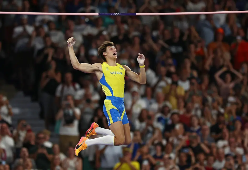 El atleta sueco Armand Duplantis consigui&oacute; la medalla de oro y un nuevo r&eacute;cord del mundo en la final masculina de salto con p&eacute;rtiga, en los Juegos Ol&iacute;mpicos de Par&iacute;s 2024 en el Estadio de Francia.  EFE/EPA/ANNA SZILAGYI