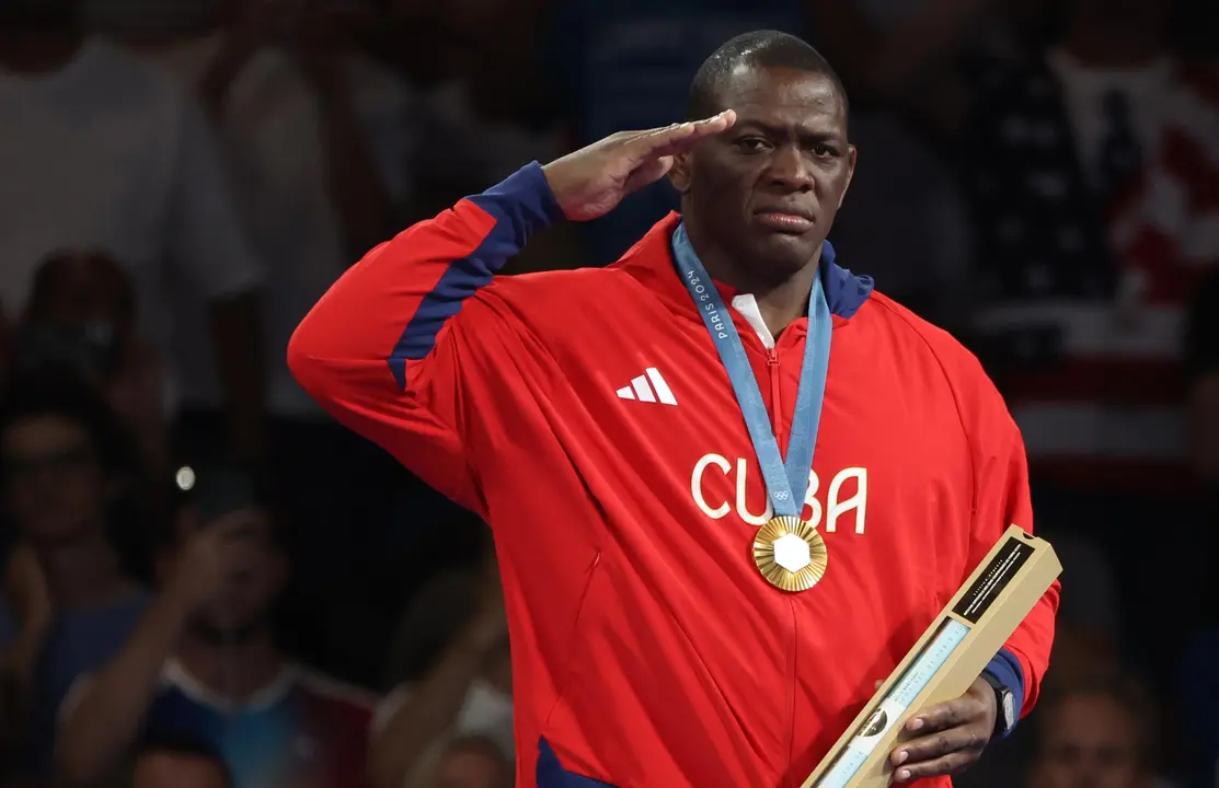 El cubano Mija&iacute;n L&oacute;pez fue registrado el pasado 6 de agosto al celebrar la obtenci&oacute;n de la medalla de oro de la lucha grecorromana de los Juegos Ol&iacute;mpicos 2024 para la categor&iacute;a de los 130 kg, en el coliseo South Par&iacute;s Arena de la capital francesa. EFE/Yanya Arhab