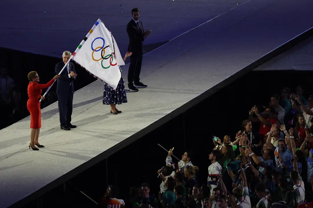 La alcaldesa de Los Angeles, Karen Bass (i), ondea la bandera ol&iacute;mpica, junto al presidente del COI, Thomas Bach (c), durante la ceremonia de clausura de los Juegos Ol&iacute;mpicos de Par&iacute;s 2024 celebrada este domingo, en el Estadio de Francia en Saint-Denis (Francia).EFE/ Miguel Guti&eacute;rrez