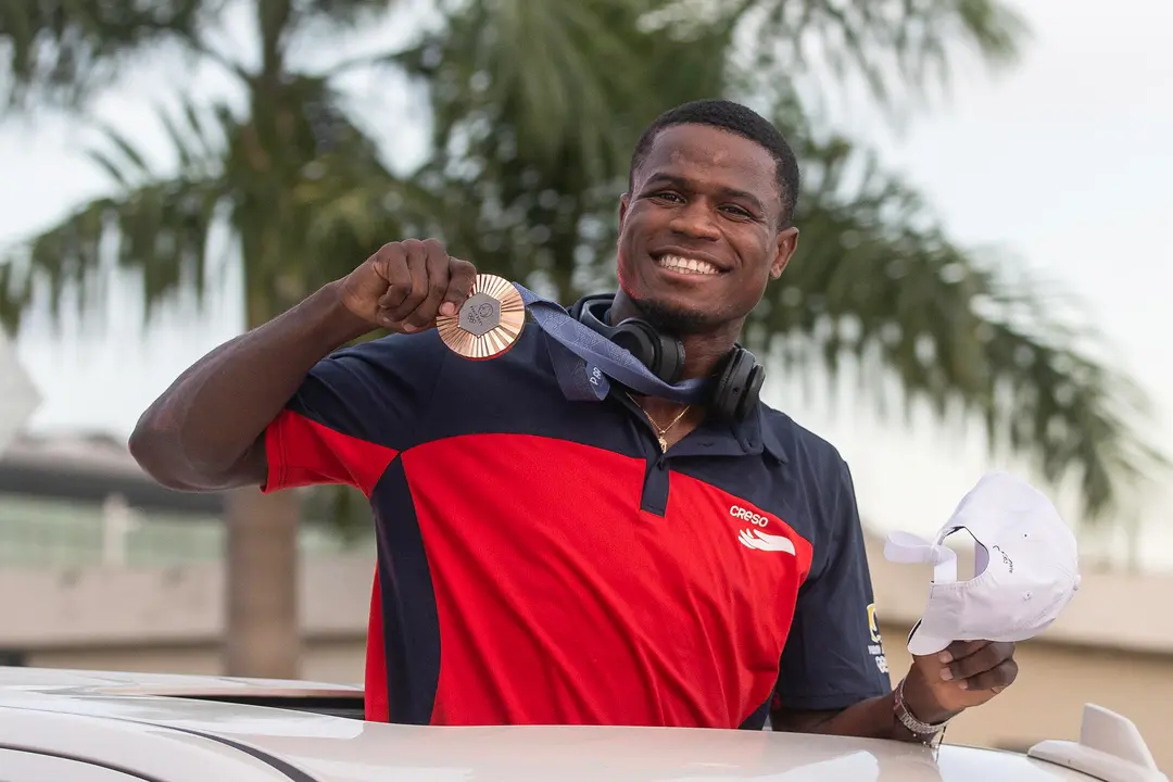 El boxeador Cristian Pinales, medallista de bronce en boxeo en los Juegos Ol&iacute;mpicos de Par&iacute;s 2024, saluda durante su recibimiento,en el Aeropuerto Internacional de las Am&eacute;ricas, en Santo Domingo (Rep&uacute;blica Dominicana). EFE/Orlando Barr&iacute;a