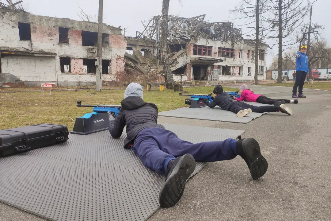 Fotograf&iacute;a de archivo de un entrenamiento de biatl&oacute;n en la escuela de la Reserva Ol&iacute;mpica de Chernihiv, dirigida por Vitaliy Parshukov (en las fotos), que fue destruida durante el asedio ruso a Chernigiv en la primavera de 2022.. EFE/ Rostyslav Averchuk